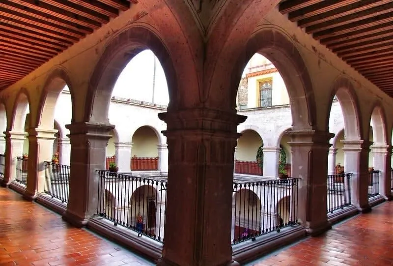 Gallery room in Aguascalientes with framed artwork and quiet museum lighting
