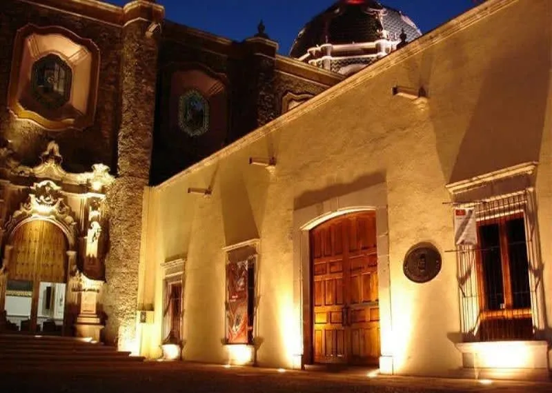 Museum courtyard in Aguascalientes with arched walkways and shaded stone paths