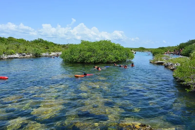Akumal Beach in April with turtle snorkeling conditions and protected bay planning