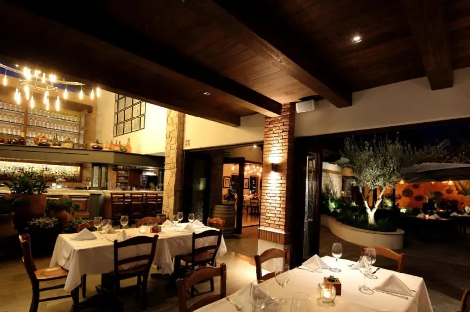El Italiano dining room with pasta and wine service in Guadalajara