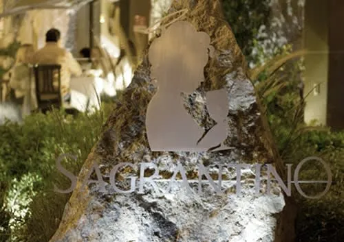 Sagrantino dining room with Italian plates and wine in Guadalajara