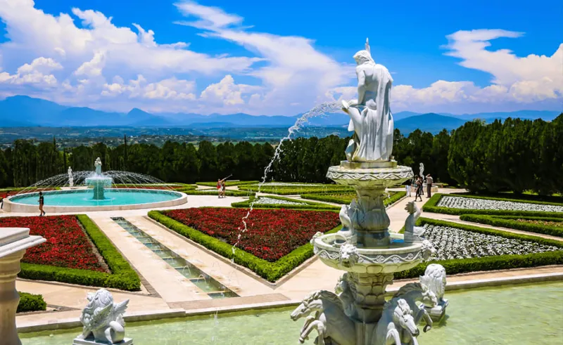 Cuernavaca August weather with warm rainy-season gardens, humid afternoons, and pool-hotel planning