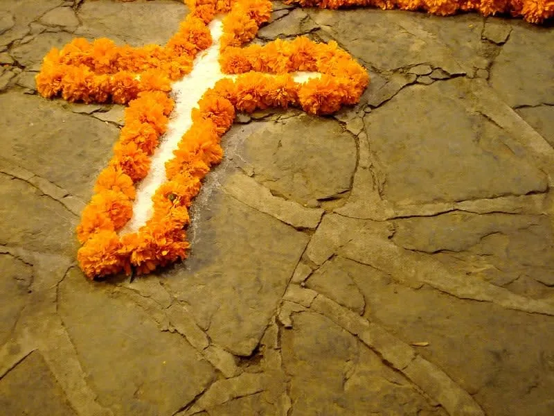 Lime powder cross placed at the foot of an altar de muertos