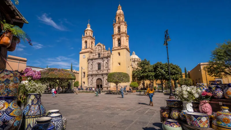 February Bajio food stop with market sweets, fruit stands, and a relaxed route-day lunch