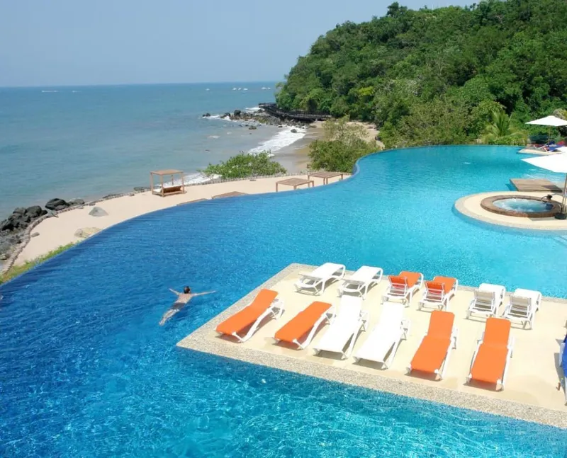 Zihuatanejo hotel and bay planning for an October trip with warm Pacific water and shoulder-season value