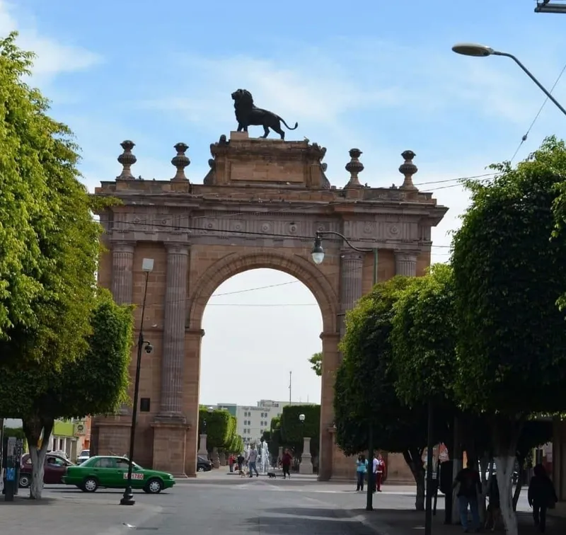 Arco de la Calzada in Leon in April with warm dry weather and Bajio city planning