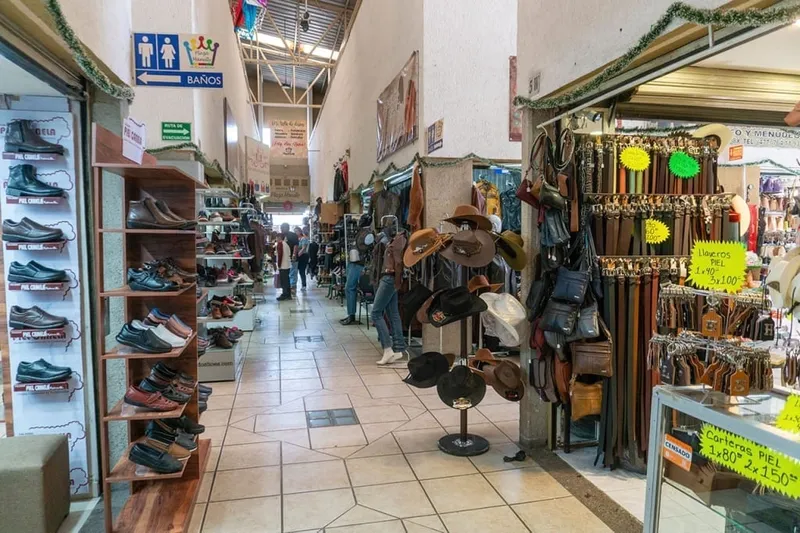 Leather shoes in Leon in February with Zona Piel shopping and practical city travel tips