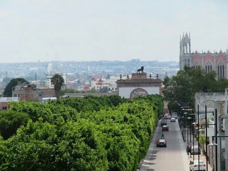 Clear March Bajio street under dry-season light near Leon and Irapuato travel routes