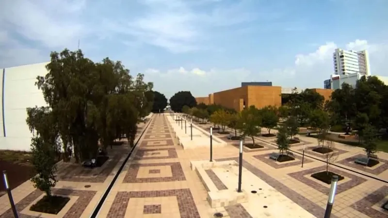 Central Mexico colonial street scene used to compare Leon with nearby Bajio cities