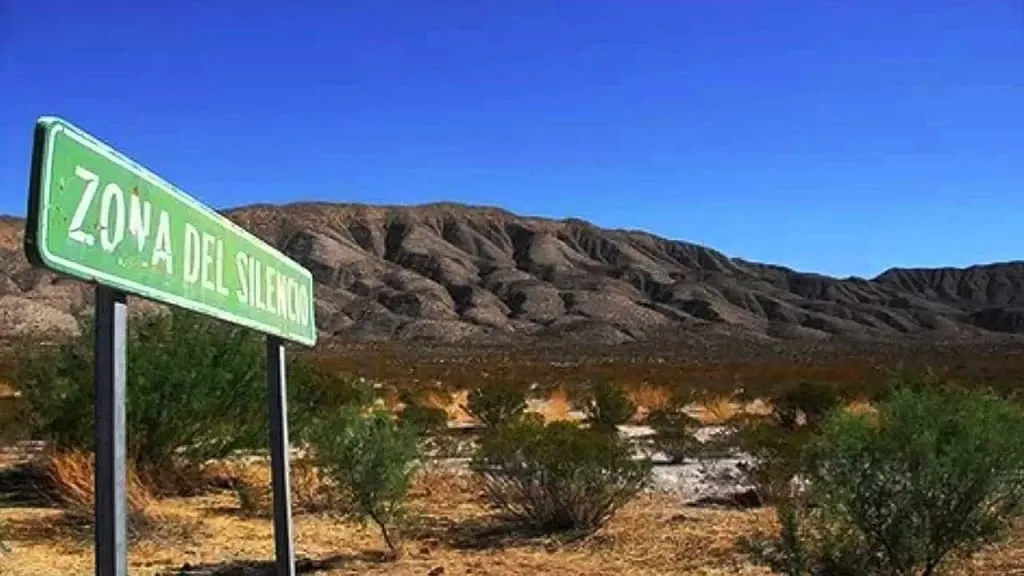 Desert road toward the Zone of Silence outside Mapimí