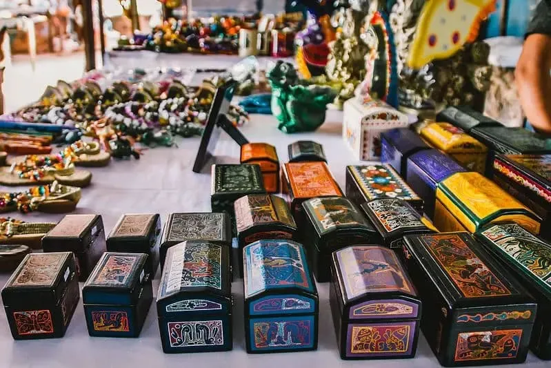 Painted Olinalá lacquer box from Guerrero