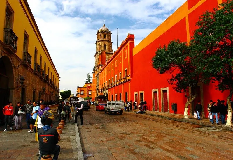 Querétaro colonial venue courtyard prepared for a wedding reception