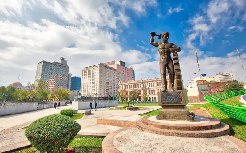 Macroplaza in Monterrey in March with dry spring weather and hotel-base planning