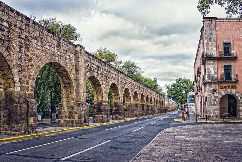 Morelia aqueduct during a dry March city trip in Michoacán