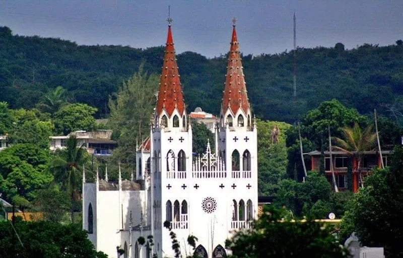 Papantla church in April with hot Gulf Coast weather, humid afternoons, and practical walking plans