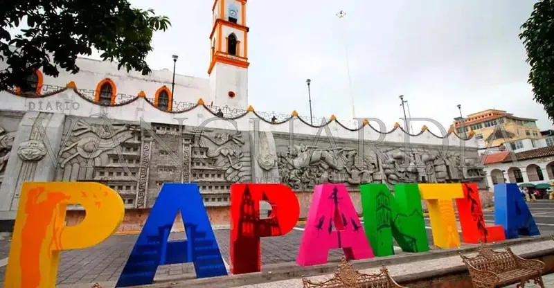 Papantla main plaza in April with warm Veracruz weather, vanilla shops, Voladores culture, and post-Easter route planning