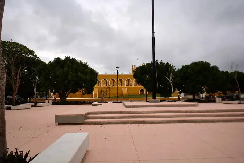 5 de Mayo Park benches and yellow buildings in Izamal