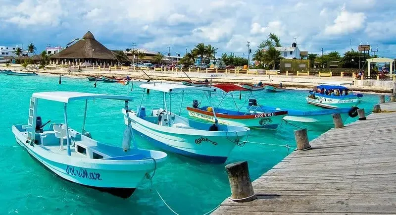 Puerto Morelos dock during a December Riviera Maya beach trip with low seaweed risk