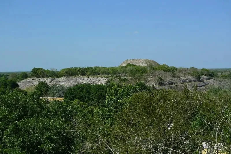 Kinich Kakmó Pyramid in Izamal in April with dry Yucatán weather and hot midday sun