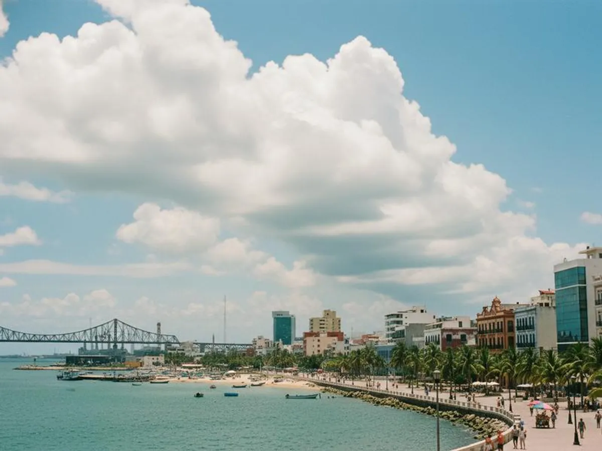 April weather in Tampico with hot Gulf Coast sky, palm-lined streets, and flexible dry-season travel conditions