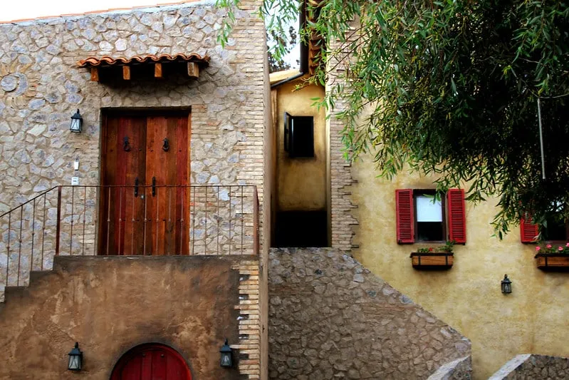 Val'Quirico stone streets with restaurant terraces for an August day trip
