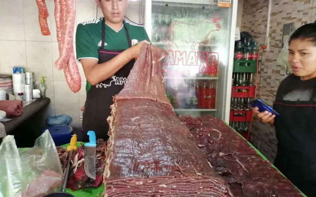 Cecina curing process — thin beef sheets on wooden boards in Yecapixtla, Morelos, showing the 40% dehydration stage