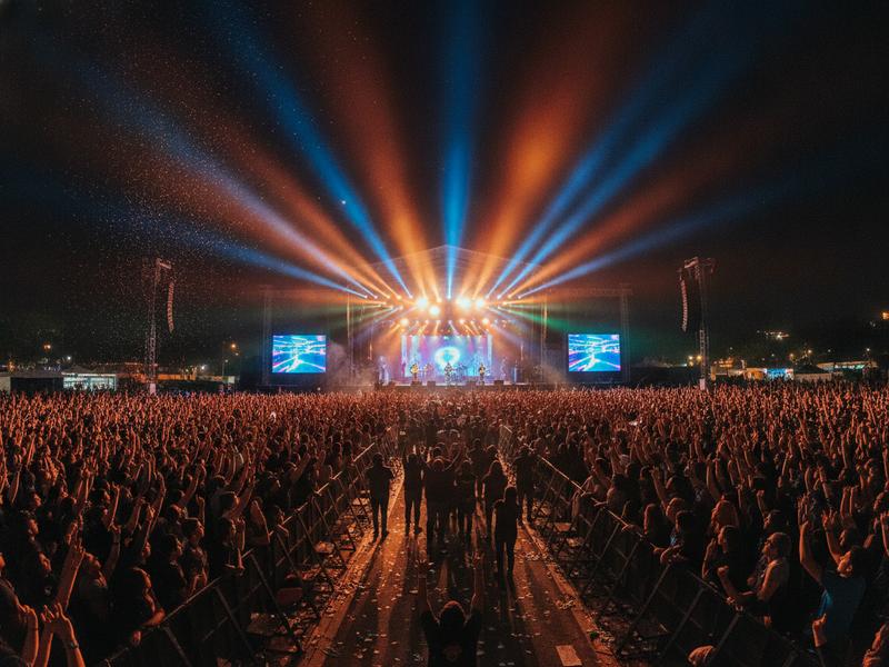 Saturday rock crowd with raised hands at a large outdoor Mexico City stage