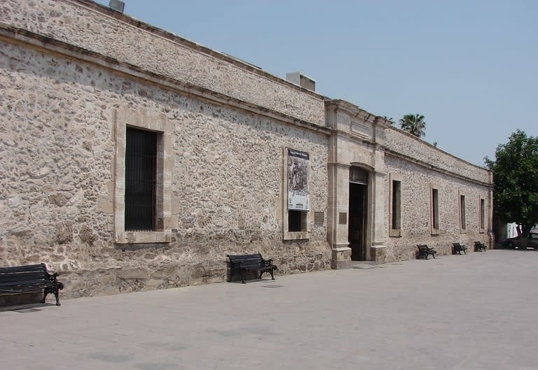 Shaded plaza and low-rise buildings in Monclova city center