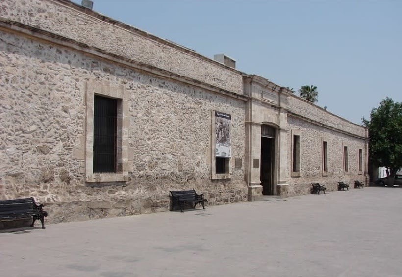 Shaded plaza and low-rise buildings in Monclova city center during September