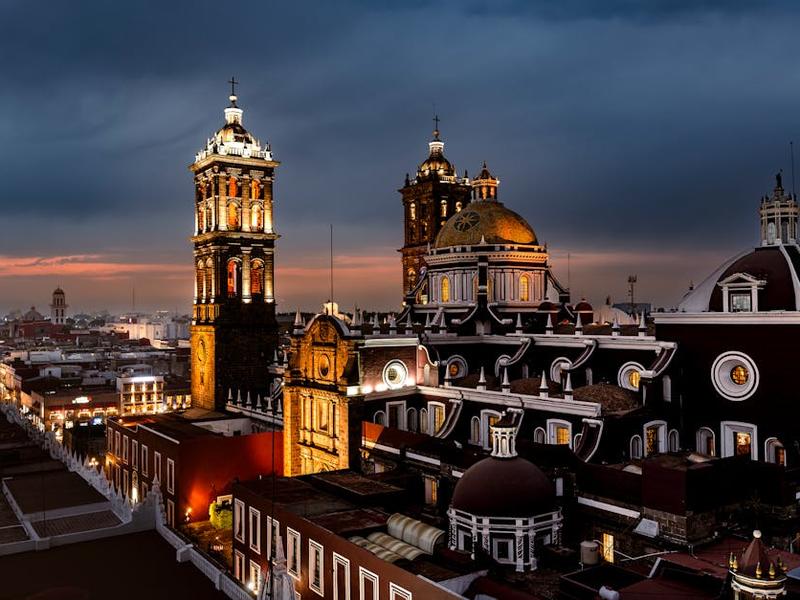 Puebla central hotel planning for a chiles en nogada weekend with umbrella and weekend bag